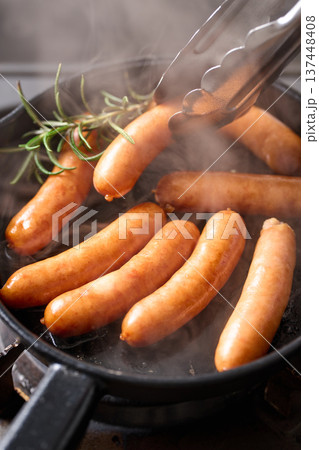 スキレットでソーセージを加熱する 137448408