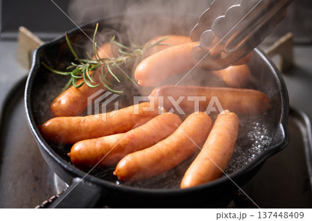 スキレットでソーセージを加熱する 137448409