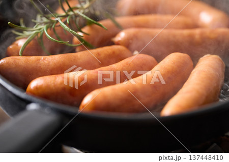 スキレットでソーセージを加熱する スキレットでソーセージを加熱する 137448410