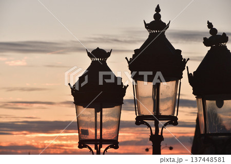 夕焼け空を背景にしたパリの街灯のシルエット　フランス・パリ　2026年3月2日撮影 137448581