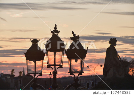 夕焼け空を背景にしたパリの街灯のシルエット　フランス・パリ　2026年3月2日撮影 137448582