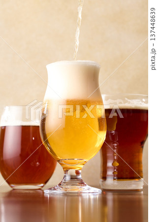グラスに注いだクラフトビール グラスに注いだクラフトビール 137448639