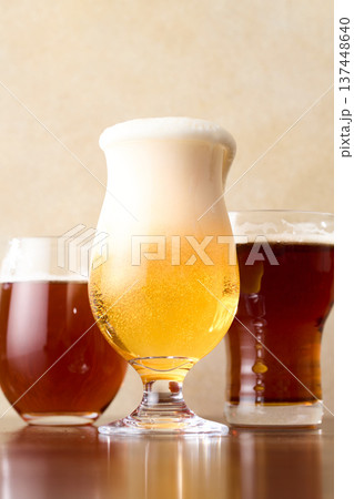 グラスに注いだクラフトビール 137448640