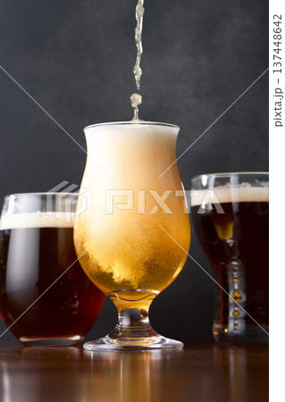 グラスに注いだクラフトビール 137448642