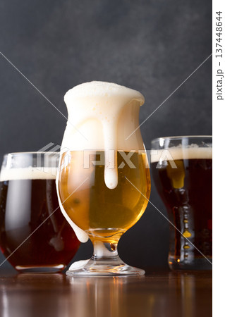 グラスに注いだクラフトビール 137448644