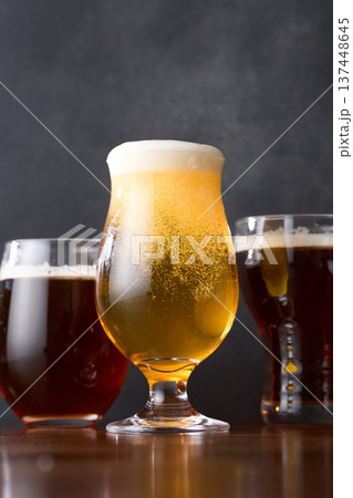 グラスに注いだクラフトビール グラスに注いだクラフトビール 137448645