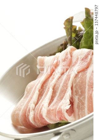 豚のばら肉の薄切り 豚のばら肉の薄切り 137448797