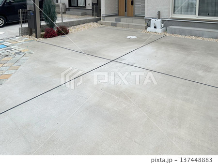 戸建て住宅のコンクリート舗装駐車場 137448883