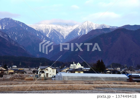 長野県 中央自動車道駒ケ岳サービスエリア付近の集落と駒ケ岳山並み 長野県 中央自動車道駒ケ岳サービスエリア付近の集落と駒ケ岳山並み 137449418