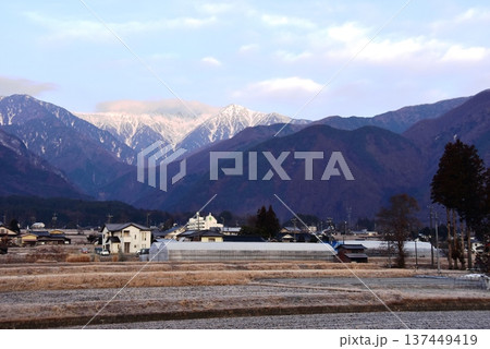 長野県 中央自動車道駒ケ岳サービスエリア付近の集落と駒ケ岳山並み 長野県 中央自動車道駒ケ岳サービスエリア付近の集落と駒ケ岳山並み 137449419