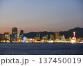 夜の港と街の灯り 137450019