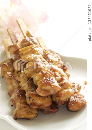 焼き鳥のもも肉 137451079