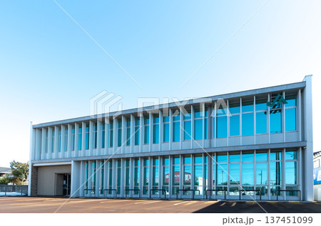 白い建物の金融機関と青空 白い建物の金融機関と青空 137451099