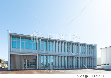 白い建物の金融機関と青空 137451100