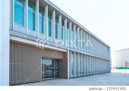 白い建物の金融機関 白い建物の金融機関 137451103