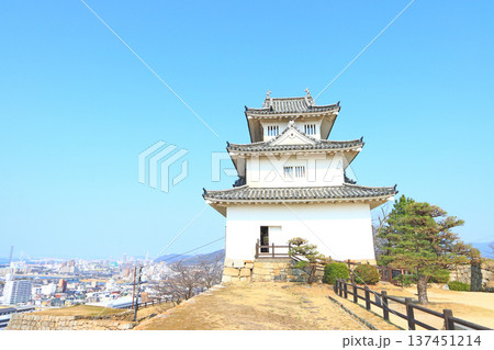 香川県丸亀市、丸亀城の風景 137451214