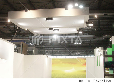 見本市会場 国際展示場 会場 ブースづくり 施工作業 施工現場 見本市会場 国際展示場 会場 ブースづくり 施工作業 施工現場 137451496