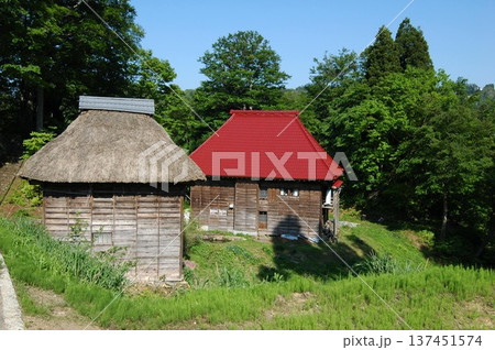 初夏の山里に建つ可愛らしい2軒の家 初夏の山里に建つ可愛らしい2軒の家 137451574