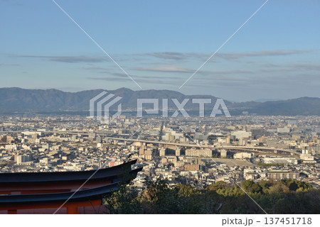 稲荷山の伏見稲荷大社　四ツ辻から眺める京都市内(京都市伏見区) 137451718