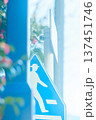 青い壁と道路標識 137451746