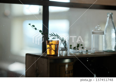 窓に映るインテリア 137451748