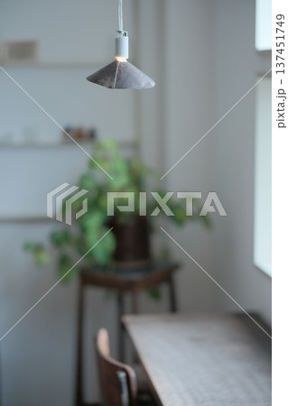 おしゃれなカフェのカウンター 137451749