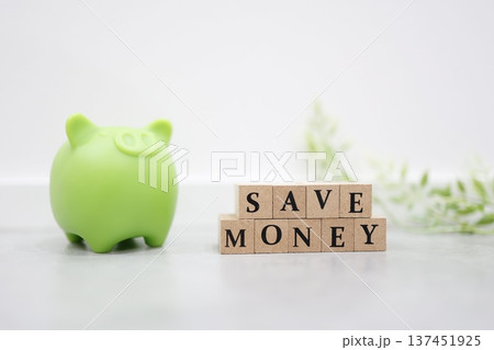 貯金と節約を表す"SAVE MONEY"と豚の貯金箱。 貯金と節約を表す"SAVE MONEY"と豚の貯金箱。 137451925