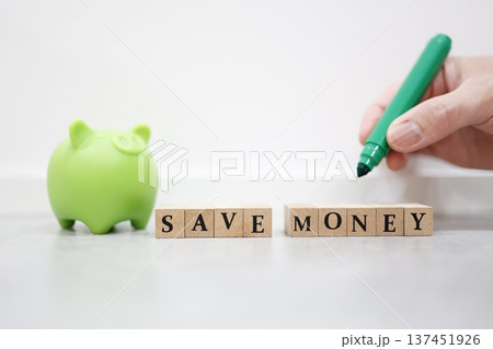 貯金と節約を表す"SAVE MONEY"と豚の貯金箱。 貯金と節約を表す"SAVE MONEY"と豚の貯金箱。 137451926