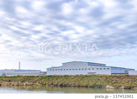 雲の多い空と工場 137452001