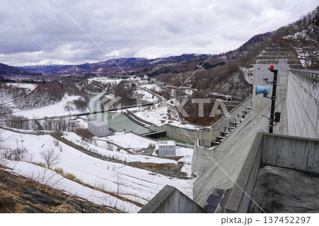 左岸から夕張シューパロダムの下流方面を見る 137452297