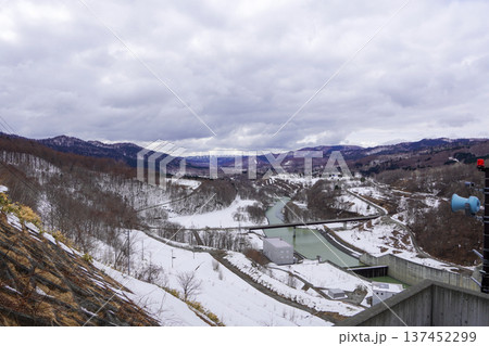 左岸から夕張シューパロダムの下流方面を見る 137452299