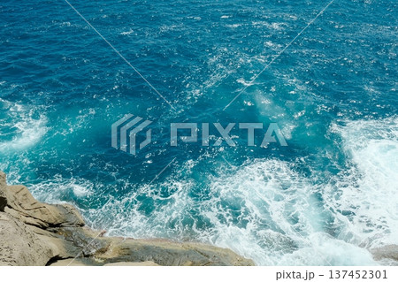 岩に波が砕ける夏の青い海を見下ろす 岩に波が砕ける夏の青い海を見下ろす 137452301