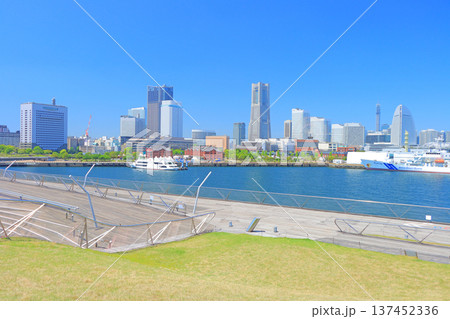 神奈川県横浜市、横浜赤レンガ倉庫とランドマークタワーの風景 神奈川県横浜市、横浜赤レンガ倉庫とランドマークタワーの風景 137452336