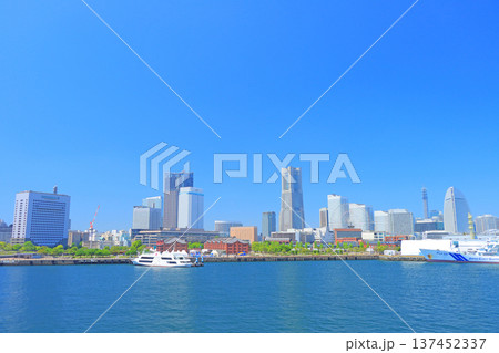 神奈川県横浜市、横浜赤レンガ倉庫とランドマークタワーの風景 137452337