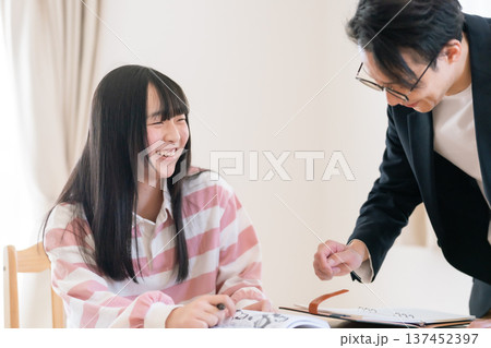 家庭教師からマンツーマンで試験対策を学ぶ高校生 137452397