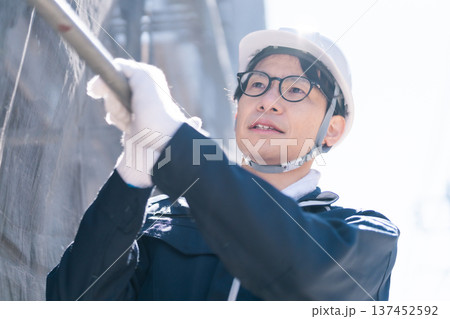 建設現場で足場の解体・組立作業を行う男性職人 137452592