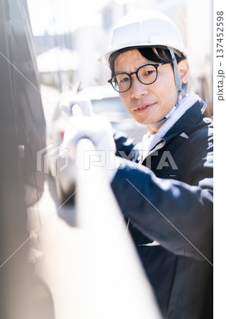 建設現場で足場の解体・組立作業を行う男性職人 137452598