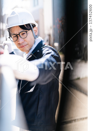 建設現場で足場の解体・組立作業を行う男性職人 137452600