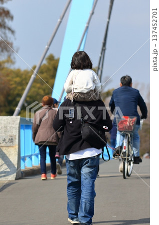 子供を肩車する親子 137452701