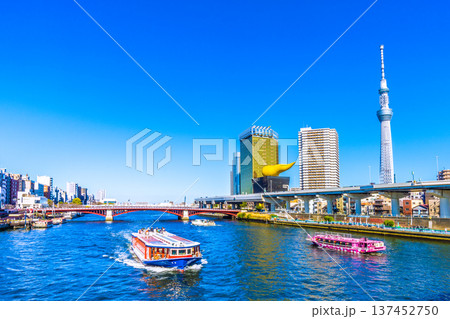日本の東京都市景観珍景3隻揃い踏み。竜馬やあづま、アーバンランチⅢ、東京スカイツリーなどを望む＝3月 137452750