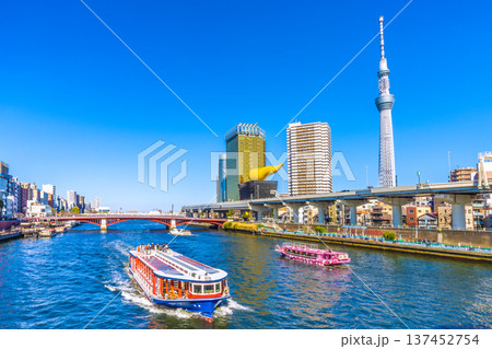 日本の東京都市景観珍景3隻揃い踏み。竜馬やあづま、アーバンランチⅢ、東京スカイツリーなどを望む=3月 日本の東京都市景観珍景3隻揃い踏み。竜馬やあづま、アーバンランチⅢ、東京スカイツリーなどを望む=3月 137452754