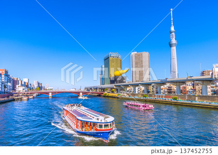 日本の東京都市景観珍景3隻揃い踏み。竜馬やあづま、アーバンランチⅢ、東京スカイツリーなどを望む＝3月 137452755