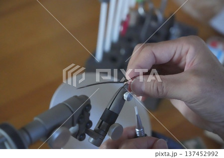 フライの毛鉤を作成する男性 137452992