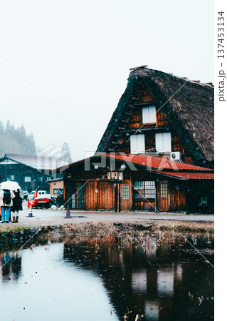 白川郷の合掌造り 137453134