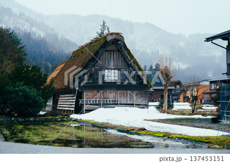白川郷の合掌造り 137453151