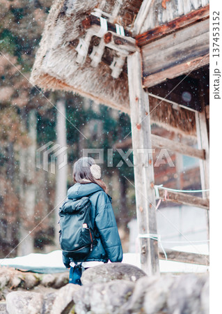 白川郷の合掌造り 137453152