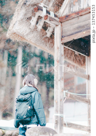 白川郷の合掌造り 137453153