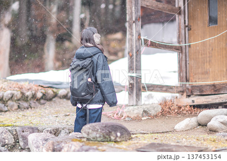 白川郷の合掌造り 137453154