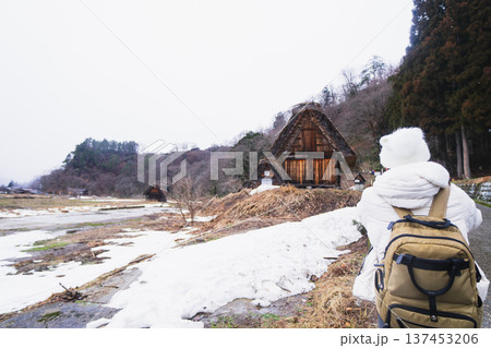 白川郷の合掌造り 137453206