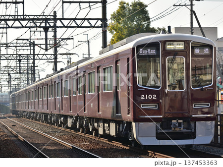 宝塚へ向かう阪急宝塚線 2000系 137453363